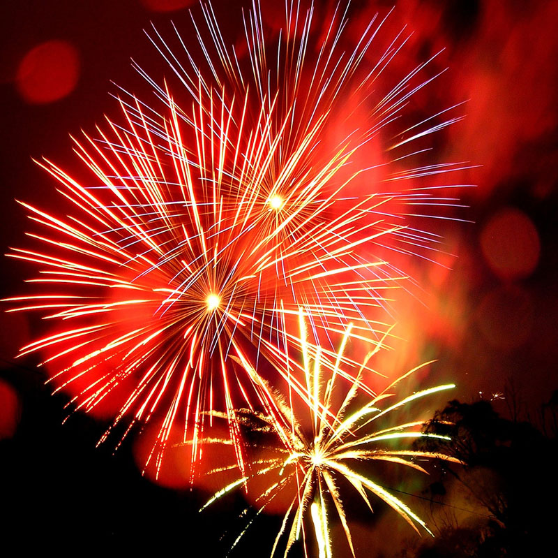http://iquiz.files.wordpress.com/2008/10/diwali-fireworks-cc-sumith-meher.jpg